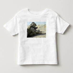 T-shirts Um fuzileiro naval ateia fogo a um rifle de