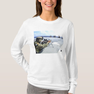 T-shirts Um fuzileiro naval dos E.U. que ajusta sua arma
