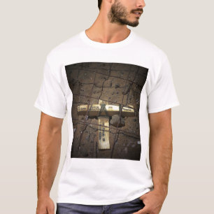 T-shirts Um grupo do reparo da estrada coloca uma cruz