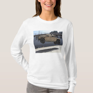 T-shirts Um guindaste levanta um Humvee M998