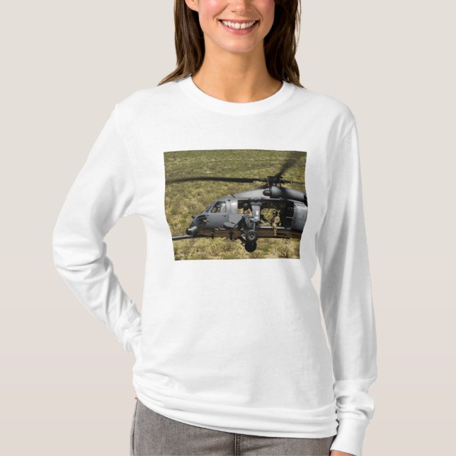 T-shirts Um HH-60 Pave Hawk voa sobre o deserto (Frente)