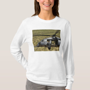 T-shirts Um HH-60 pavimenta o falcão voa sobre o deserto
