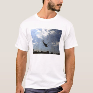 T-shirts Um marinho HH-60 Seahawk dos E.U.