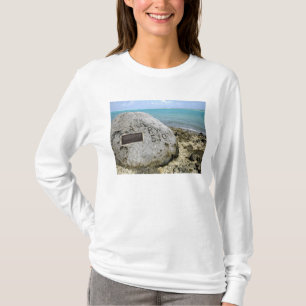 T-shirts Um memorial aos prisioneiros de guerra na Ilha
