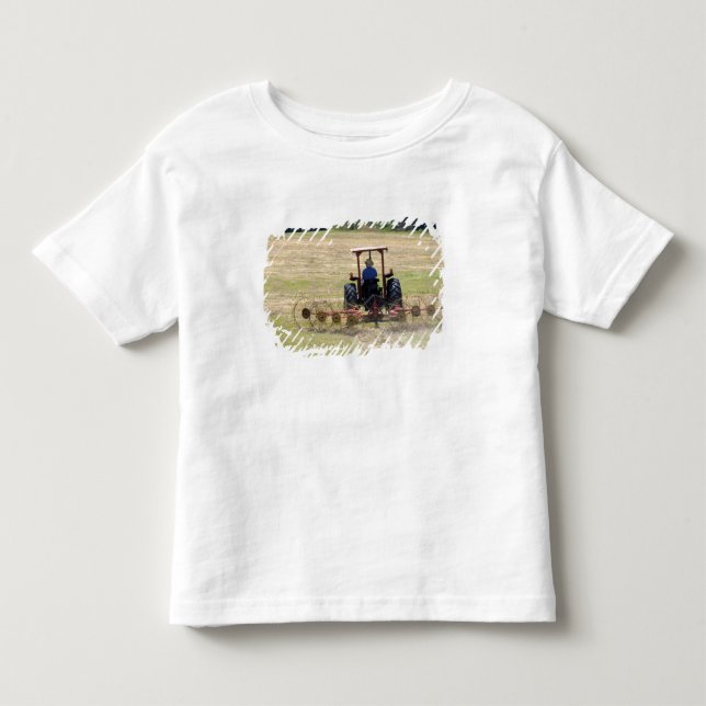 T-shirts Um menino dirigindo um trator colhendo (Frente)