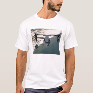 T-shirts Um Osprey CV-22 e um MH-53 pavimentam o ponto