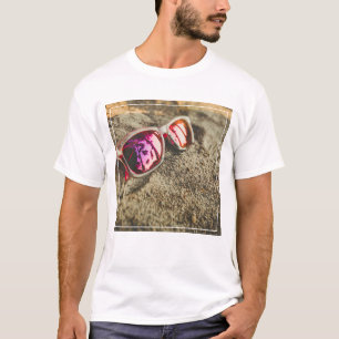 T-shirts Um par de óculos de sol elegantes na praia