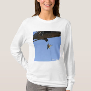 T-shirts Um pararescueman rappels de um HH-60