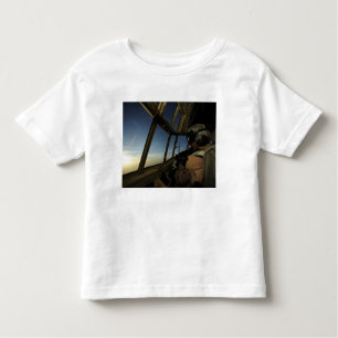 T-shirts Um piloto de Hércules C-130 examina o horizonte