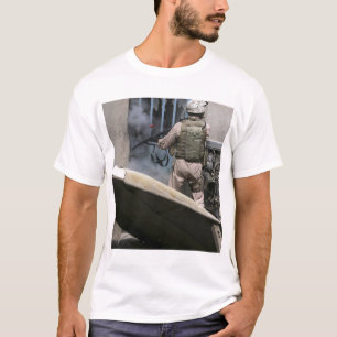 T-shirts Um polícia militar usa um rompimento circularment