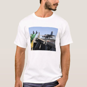 T-shirts Um predador de EA-6B lança-se da plataforma de v
