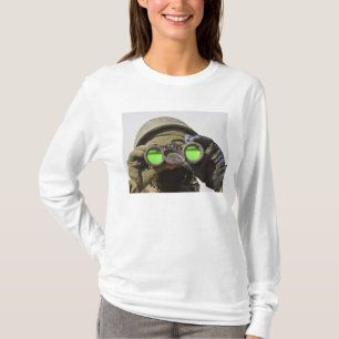 T-shirts Um soldado afegão faz a varredura do horizonte