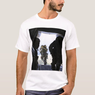 T-shirts Um Soldado executa um salto de linha estática
