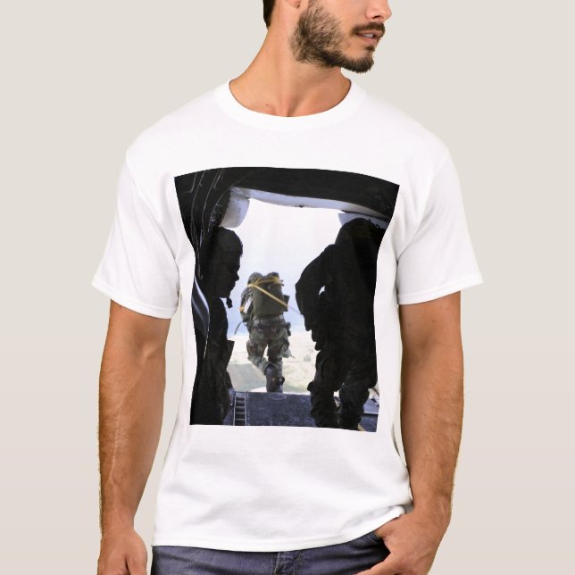 T-shirts Um Soldado executa um salto de linha estática (Frente)