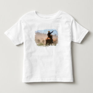 T-shirts Um vaqueiro trabalhando no rebanho em uma boiada
