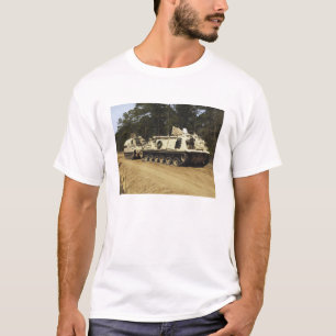 T-shirts Um veículo de recuperação M-88 começa a reboca