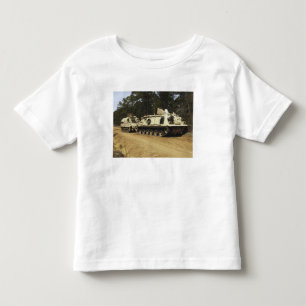 T-shirts Um veículo de recuperação M-88 começa a reboca
