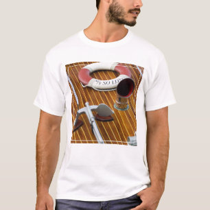 T-shirts Uma Âncora E Um Bufo De Vida Em Um Barco De Madei