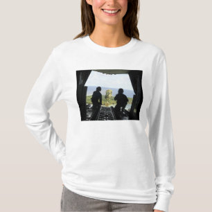 T-shirts Uma caixa de bens humanitários