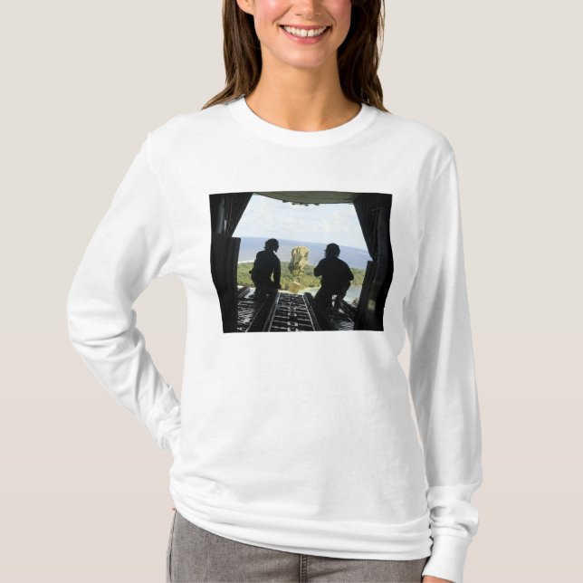 T-shirts Uma caixa de produtos humanitários (Frente)