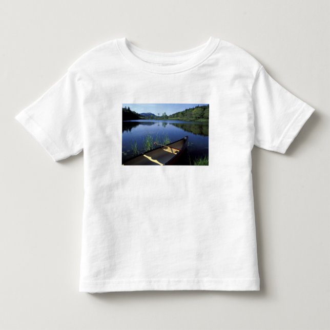 T-shirts Uma canoa repousa na margem do Little Long Pond (Frente)