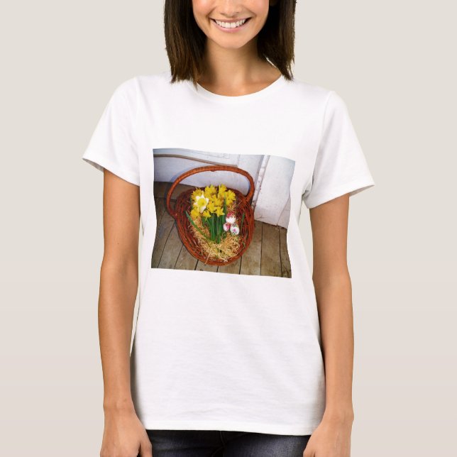 T-shirts Uma cesta de narcisos amarelos e ovos de Páscoa fl (Frente)