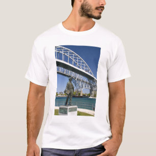 T-shirts Uma estátua de Thomas Edison pelo artista local Mi