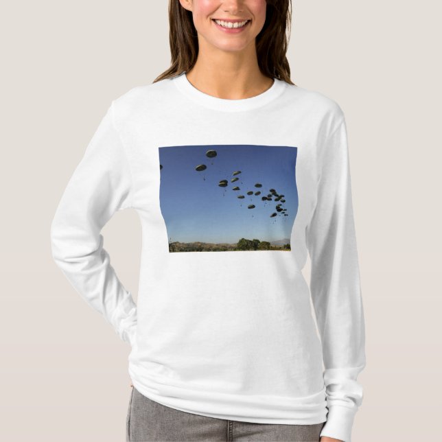 T-shirts Uma Força Aérea dos EUA C-17 Globemaster III 2 (Frente)