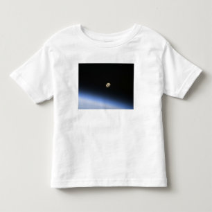 T-shirts Uma lua gibbous visível acima da atmosfera de