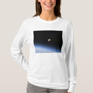 T-shirts Uma lua gibbous visível acima da atmosfera de