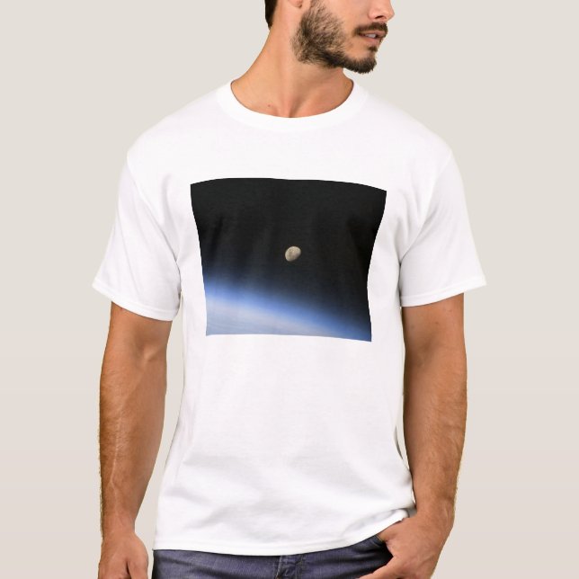 T-shirts Uma lua gigante visível sobre a atmosfera da Terra (Frente)
