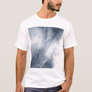 T-shirts Uma nuvem gigante do redemoinho roda acima do mar
