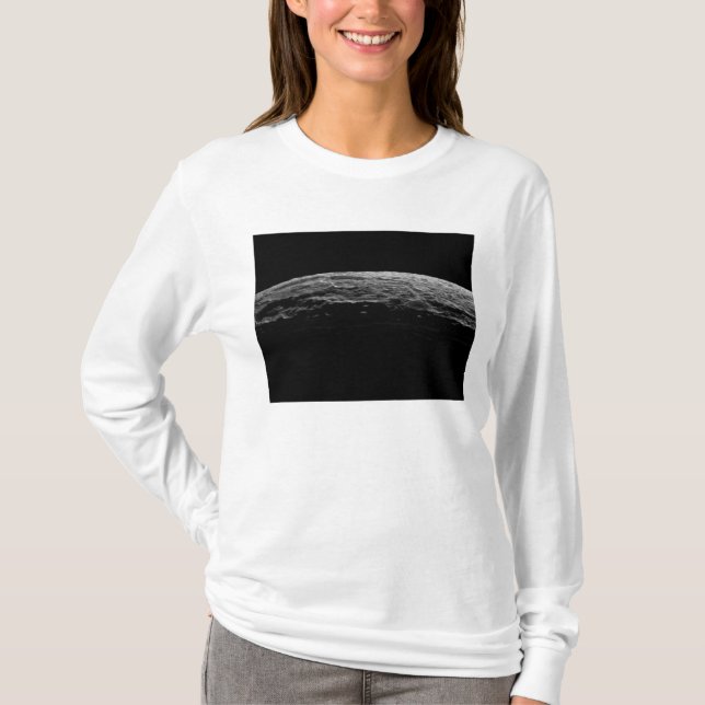 T-shirts Uma paisagem irreal da lua de Saturno (Frente)