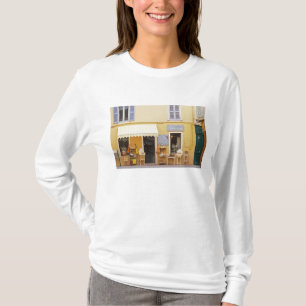 T-shirts Uma rua comercial na cidade antiga com uma loja