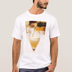 T-shirts Uma taça de flûte sendo enchida com Gosset