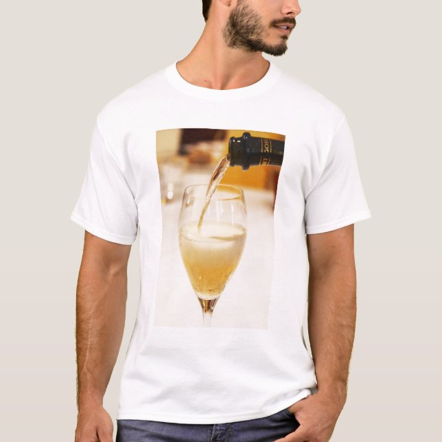 T-shirts Uma taça de flûte sendo enchida com Gosset (Frente)