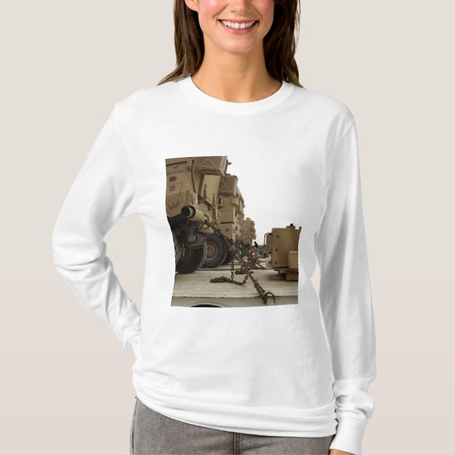 T-shirts Veículos militares são trancados em caminhonete (Frente)