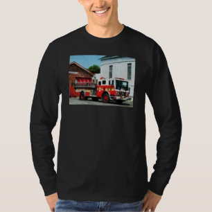 T-shirts Viatura de incêndio na frente do quartel dos