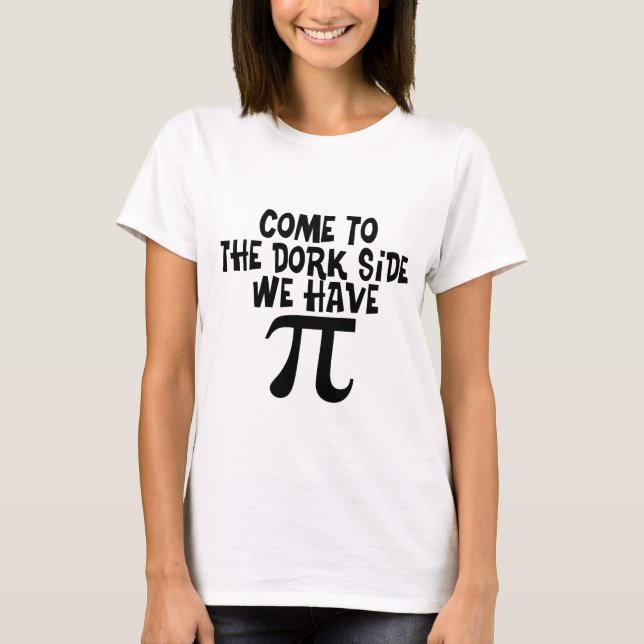 T-shirts Vindo ao lado do Dork… nós temos o PI (Frente)