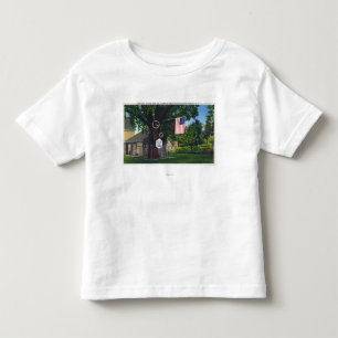 T-shirts Vista da fazenda de árvore histórica do Scythe