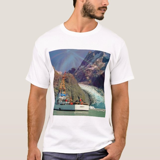 T-shirts Vista de Montanha do Alasca com Barco (Frente)
