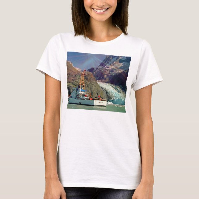 T-shirts Vista de Montanha do Alasca com Barco (Frente)