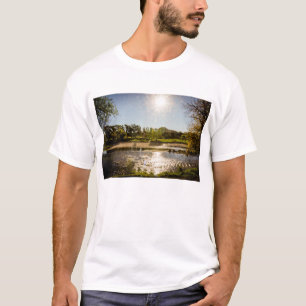 T-shirts Vista geral dos bancos de um rio com céu claro
