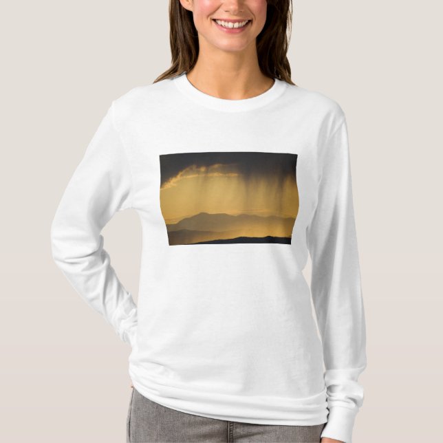 T-shirts Vista para colinas sucessivas ao longo do (Frente)