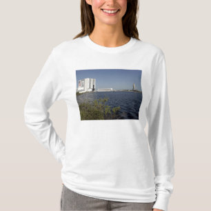 T-shirts Visto através da bacia, vaivém espacial Atlantis