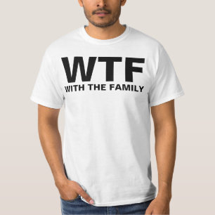 T-shirts WTF: Com a Família (texto em preto)