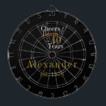 Tabla Dardos aniversário de 40 anos Personalizada Cervejas Pret<br><div class="desc">Esta é uma design de aniversário de 40 anos, personalizada e legal. É um design simples, mínimo, em tipografia clássica de preto e ouro. Perfeito para um presente legal e divertido, aniversário de 40 anos, guardião ou cúmplice de festa. Ele tem "Saúde e Cervejas a 40 Anos" e espaço para...</div>