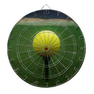 Tabla Dardos Bola de Golfe Amarelo no campo de golfe da montanh