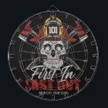 Tabla Dardos Bombeiro de NOME Personalizado Primeiro no Bombeir<br><div class="desc">Personalize este Bombeiro Personalizado,  de um tipo,  verdadeiramente único,  que apresenta esqueleto com Design de capacete e eixos duplos. Personalizado com seu nome,  número e localização! Presente perfeito para aquela pessoa especial na sua vida!</div>