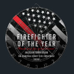 Tabla Dardos Bombeiro do ano - Sinalizador da Linha Vermelha do<br><div class="desc">Este design apresenta uma bandeira de bombeiro com listras pretas e brancas e uma fina faixa vermelha também. Este quadro é excelente por mostrar apreço a um bombeiro,  tenente,  capitão,  ou chefe pelo serviço deles e por se tornar bombeiro do ano.</div>